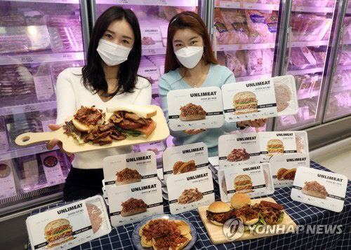 9일 한우자조금관리위원회는 대체육과 일반 육류가 구분되도록 법과 제도를 정비해줄 것을 요구하고 나섰다. 지난 1월 이마트에서 푸드테크 스타트업 '지구인컴퍼니'의 대체육 제품을 홍보하고 있다. <연합뉴스>